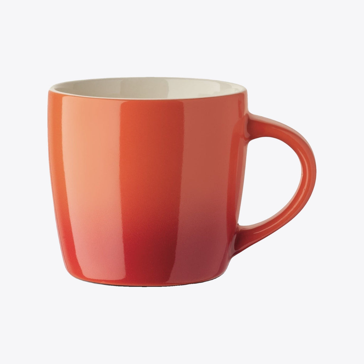 Tasse en céramique orange avec anse à droite, vue de face