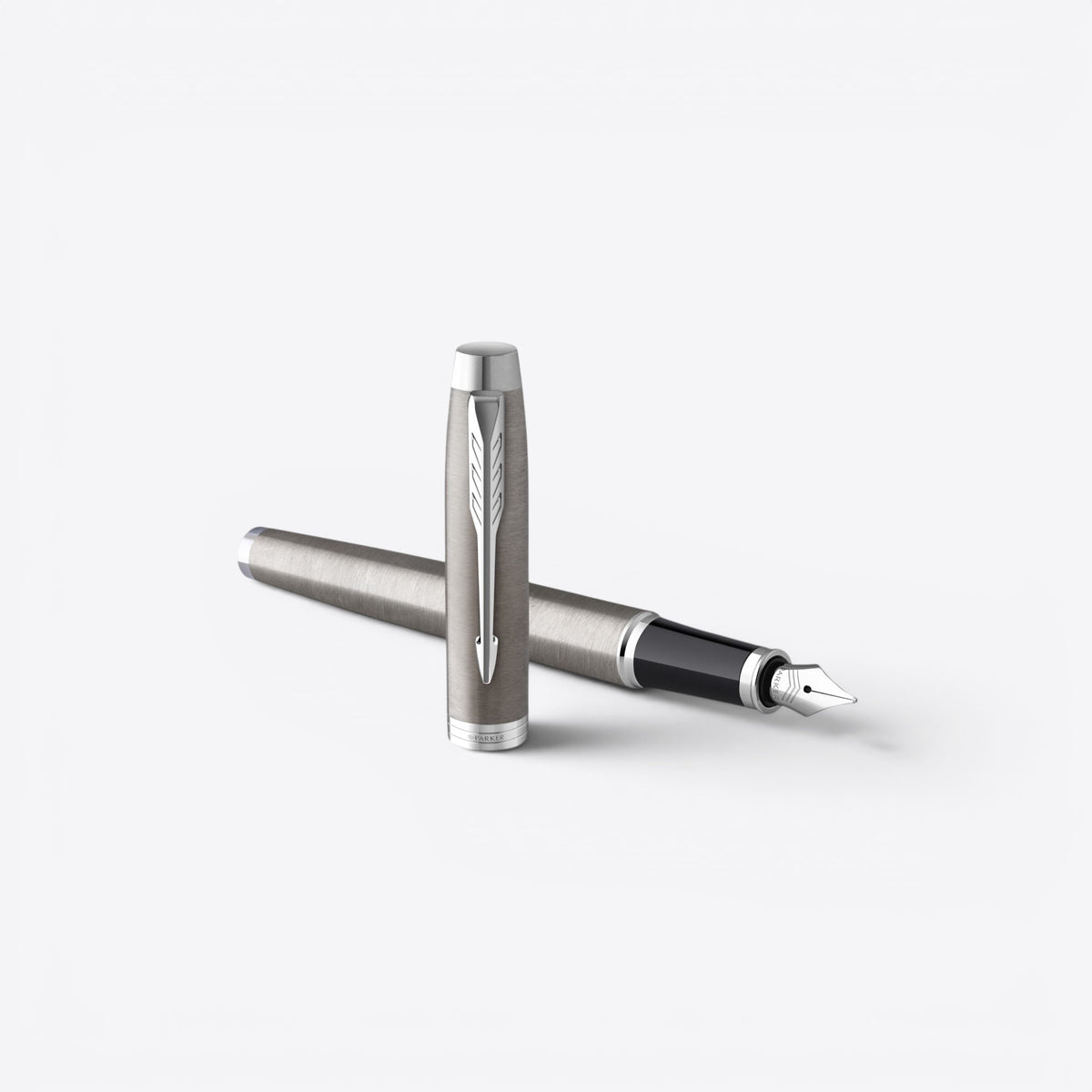 Stylo plume Parker gris ouvert, vue trois quarts