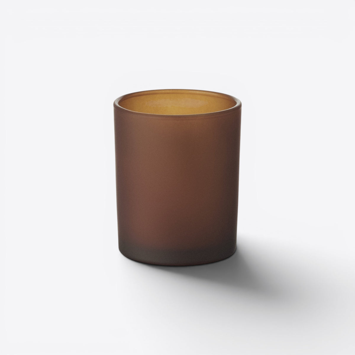Bougie ronde dans un verre marron dépoli, vue de face