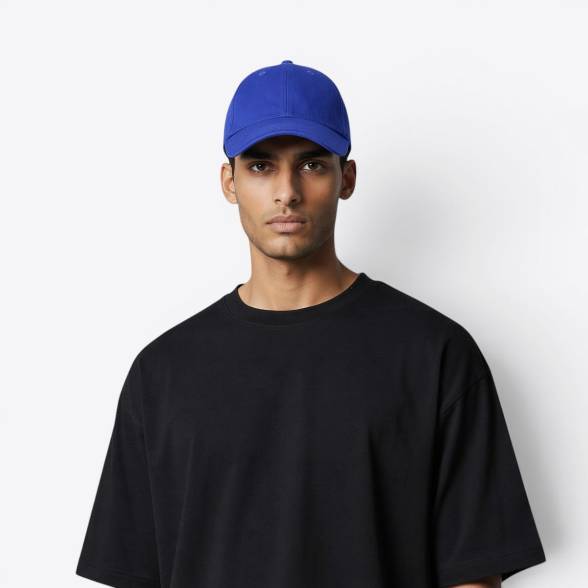 Personne portant une casquette bleu roi, vue de face