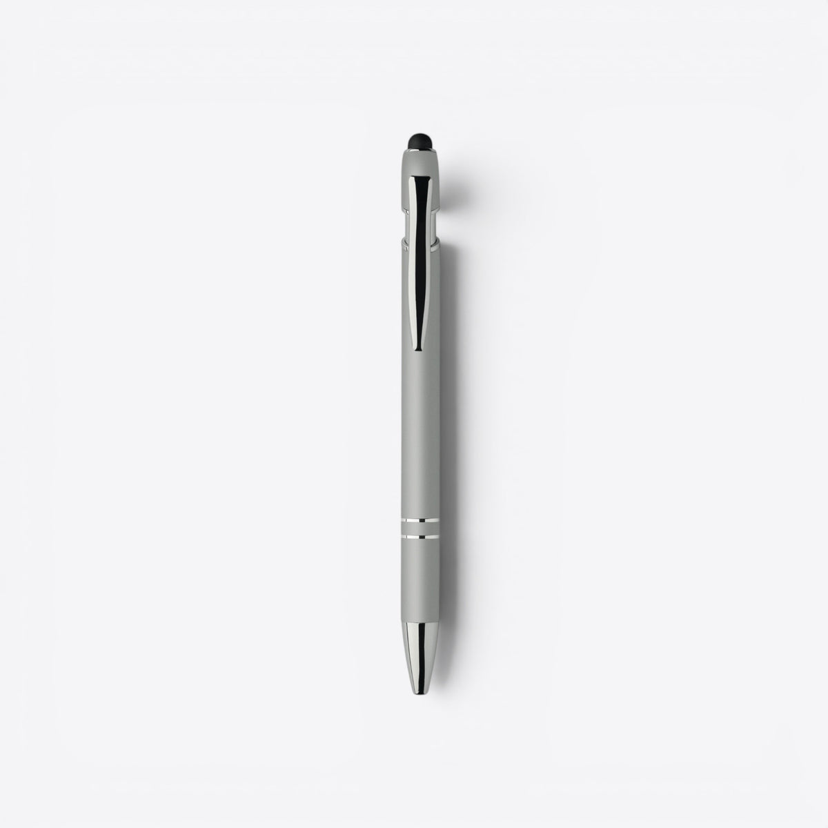 Stylo bille argent avec embout tactile noir, vue de face