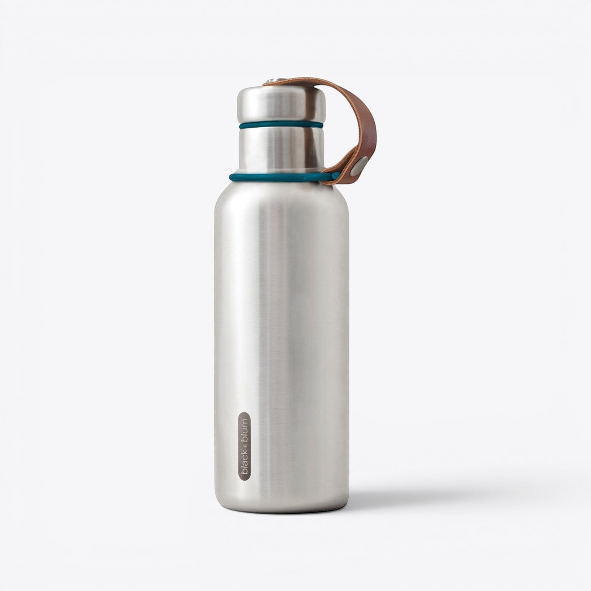 Bouteille Black+Blum argentée, anneaux bleus et sangle en cuir, vue trois quarts
