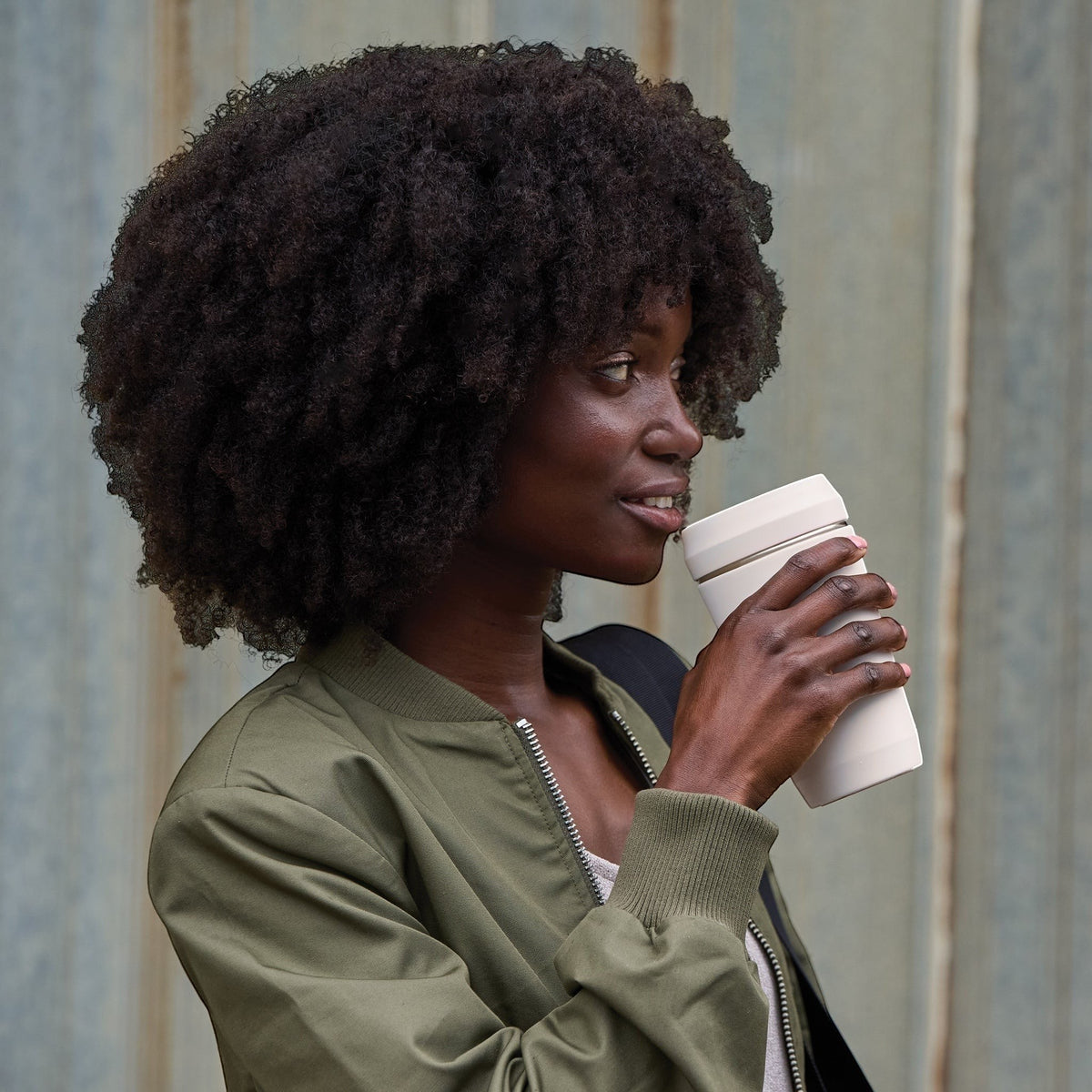 Mug isotherme Topl naturel utilisé par une femme